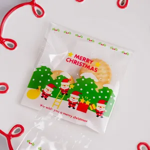 Sachet à biscuits autocollant transparent avec impression festive de père Noël et sapin.