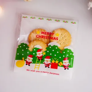 Gros plan détail du sachet autocollant transparent pour biscuits de Noël avec motif Père Noël.