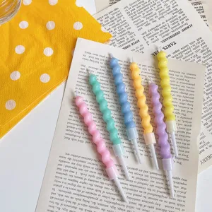 Bunte spiralförmige Geburtstagskerzen mit gedrehtem Design, süße Party-Deko-Accessoires.