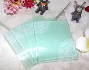 Mintgroene kanten zelfklevende transparante geschenkzakjes voor snoep detailweergave.