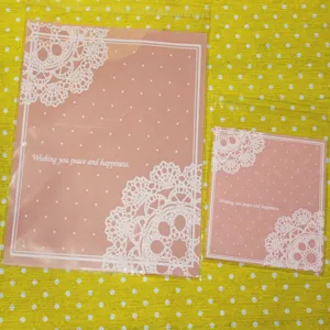 Sacchetti regalo adesivi in pizzo rosa per caramelle, gioielli e piccoli oggetti.