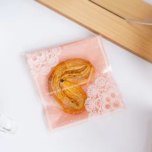 Sacchetto regalo autoadesivo in pizzo rosa per biscotti caramelle e confezionamento.