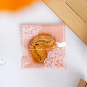 Sacchetti di imballaggio in plastica autoadesiva con pizzo rosa per regali, caramelle e saponi.