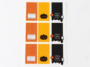 Gros plan détaillé des autocollants d'Halloween avec des motifs de citrouilles et fantômes.