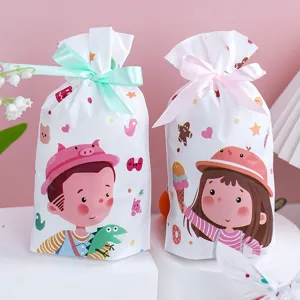 Detalles en primer plano de bolsas de regalo de caramelos de dibujos animados con cintas.