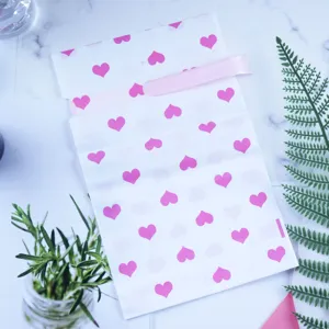 Roze hart print cadeauzakje met lint trekkoord voor Valentijnsdag feestgunst verpakking.