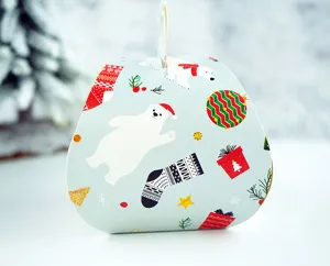 Detail de boite cadeau ours polaire bleu clair style nordique, ideal pour les biscuits.