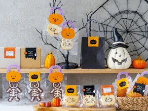 Ensemble d'emballage cadeau de fête d'Halloween avec sacs à biscuits et autocollants.