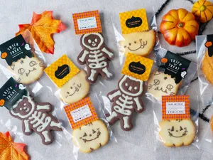 Vue détaillée de biscuits d'Halloween emballés individuellement avec des cartes et un décor.