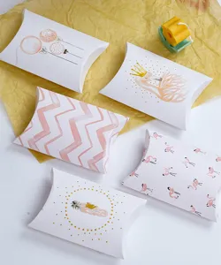 Boîtes cadeaux en papier style nordique détail, motifs flamant rose et cygne pour fête.