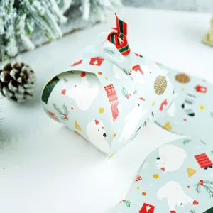 Vue détaillée de boîte cadeau ours polaire bleu clair nordique, idéale pour biscuits et fêtes.