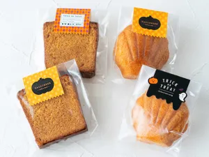 Vue de detail d'autocollant Halloween, design citrouille et fantome pour emballage cadeau.