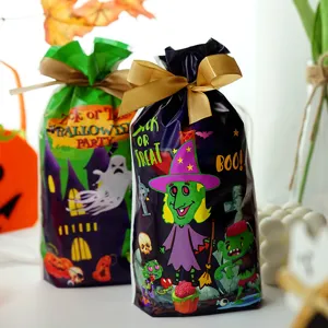 Λεπτομερής όψη τσαντών δώρου Halloween με εορταστικά σχέδια από μάγισσες και φαντάσματα.