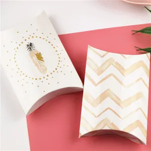 Boîte cadeau bonbon papier style oreiller design scandinave plume motif zigzag détail