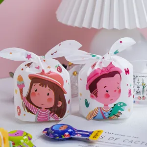 Primer plano de lindas bolsas de embalaje de caramelos con orejas de conejo para aperitivos.