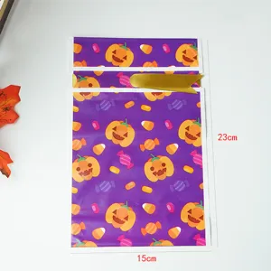 Bolsa de regalo de plástico con patrón de calabaza y caramelo de Halloween con detalle de cinta dorada.