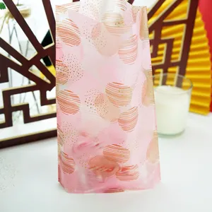 Bolsa de embalaje de plastico rosa con lunares y rayas para galletas vista de detalle macro