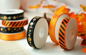 Halloween lint detail met pompoen patronen en oranje zwarte strepen voor knutselen.