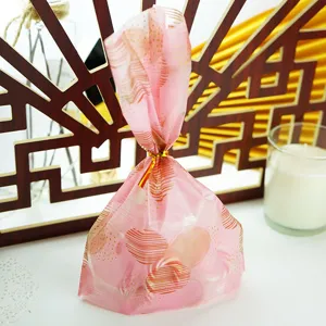 Primer plano detallado de la bonita bolsa de embalaje de panaderia rosa con alambre.