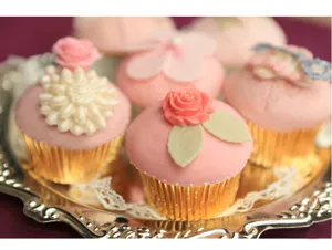 Cápsulas para cupcakes con borde dorado moldes de papel para magdalenas detalle.