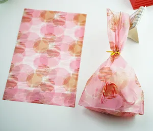 Bolsas de embalaje para hornear de lunares rosas detalle con alambres para galletas dulces.