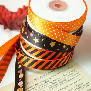 Halloween decoratieve lintenset met sterren en stippen patroon voor feestelijke verpakking.
