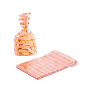Bolsas para galletas rosas a rayas con corazones dorados y lazos para envasado de repostería.