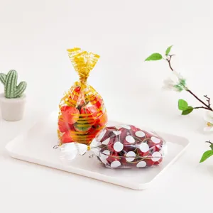 Bolsas de embalaje de celofán transparente con lunares y rayas para galletas y dulces variados.