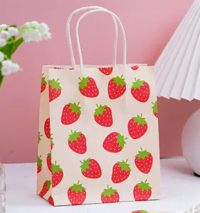 Détail du joli sac cadeau en papier fraise, joli décor rose avec bel imprimé de fruits.