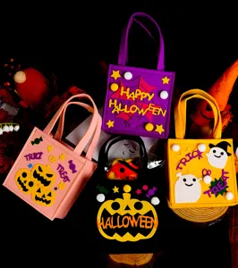 Detalle de la bonita bolsa de fieltro de Halloween con calabaza y simpático fantasma.