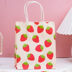 Joli sac cadeau en papier imprimé fraise avec poignées, parfait pour fêtes et cadeaux de vacances.