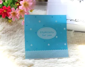 Bolsa de galletas autoadhesiva azul con corazones y picas, ideal para empaquetar postres dulces.