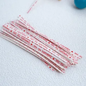 Witte papieren twist ties met rode tekst especially for you voor geschenkverpakking.