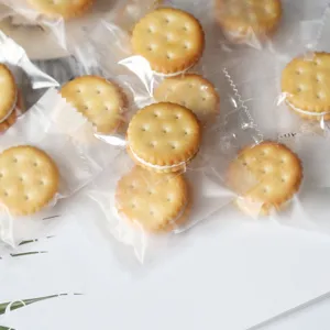 Primer plano de mini galletas sándwich envueltas individualmente en un empaque de plástico transparente.