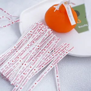 Witte kraftpapier wikkeldraad met rode tekst voor geschenk en bakkerij verpakking