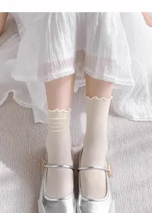 Weiße Sommer Eisseide Socken mit Rüschen, atmungsaktives Damen Mittelrohr Design für Alltag.