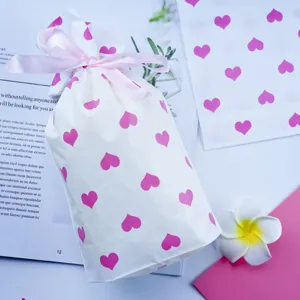 Roze hartje print koord geschenkzak detailweergave, ideaal voor cosmetica en feestjes.