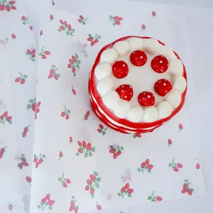 Detaillierte Nahaufnahme von niedlichem Einwickelpapier mit Erdbeermuster zum Backen.