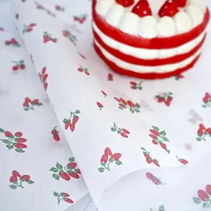 Nahaufnahme Detail von süßem Erdbeer-Muster Geschenkpapier, Backpapier für Lebensmittel.