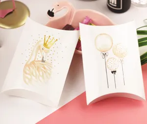 Gros plan détaillé de boîtes oreillers style nordique flamant rose pour cadeaux de fête.