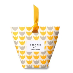 Sac cadeau en papier à motif de tulipes jaunes et grises avec ruban pour emballage de fête