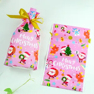 Sac cadeau de Noël en plastique rose avec joli motif de Père Noël pour vos belles fêtes.