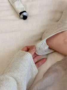 Vista di dettaglio calzini invisibili sottili in rete, estivi leggeri e traspiranti.