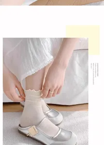 Damen Sommer dünn Eisseide Rüschen Mittelsocken weiß süß gekräuselt Designer Strumpfwaren