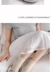 Detailansicht von Damen Sommersocken mit feinen Rüschen, weiches und atmungsaktives Material.