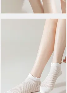 calcetines blancos con volantes primer plano detallado diseño hueco transpirable