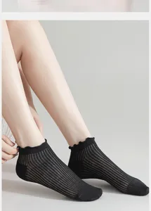 Bonitos calcetines tobilleros negros transparentes con volantes y rayas transpirables.