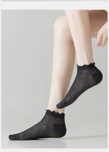 Cómodos calcetines cortos negros con volantes para mujer, finos calcetines de verano.
