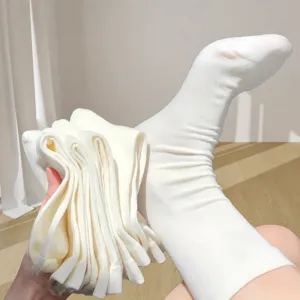 Comode calze bianche in cotone da donna, design a tubo medio traspirante, morbido e accogliente.
