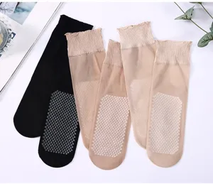 Bequeme Feinsocken mit rutschfestem Baumwollboden und lockerem Rüschenspitzenbund für den Alltag.